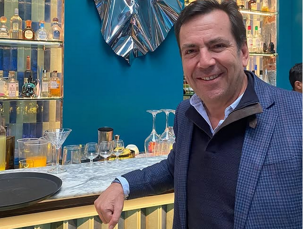 Captan a Lalo Salazar muy acaramelado con misteriosa mujer tras ruptura con Laura Flores