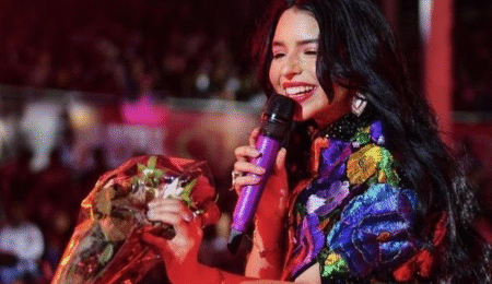 Ángela Aguilar agradece a público de rodillas y desata controversia en redes Ángela Aguilar agradece a público de rodillas y desata controversia en redes