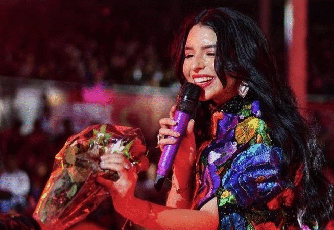 Ángela Aguilar agradece a público de rodillas y desata controversia en redes Ángela Aguilar agradece a público de rodillas y desata controversia en redes