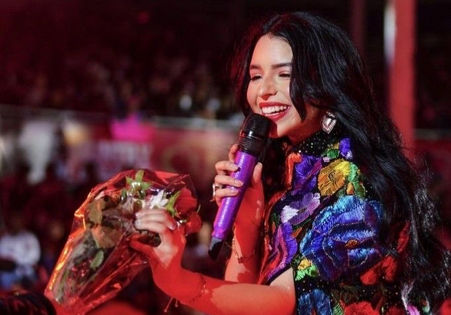 Ángela Aguilar agradece a público de rodillas y desata controversia en redes