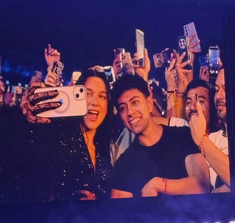 Fan cumple su promesa y se tatúa el corazón que Dua Lipa le dibujó en el brazo Fan cumple su promesa y se tatúa el corazón que Dua Lipa le dibujó en el brazo