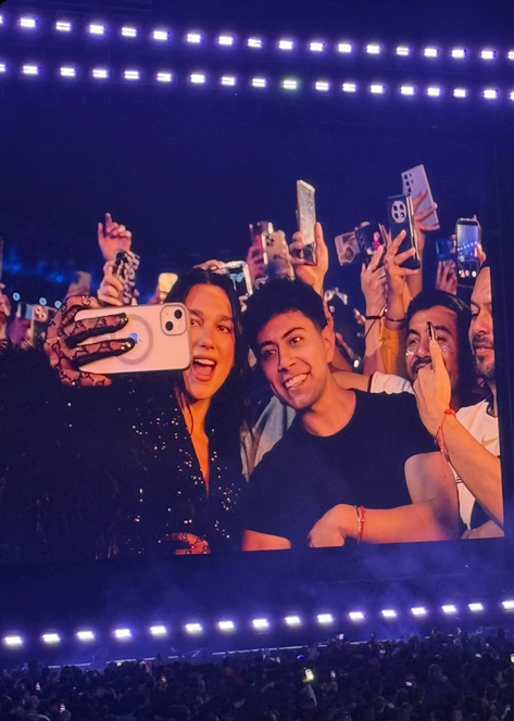 Fan cumple su promesa y se tatúa el corazón que Dua Lipa le dibujó en el brazo