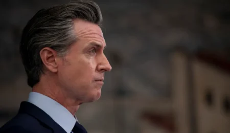 Nuevo presupuesto de California deja dudas sobre apoyo a comunidades inmigrantes