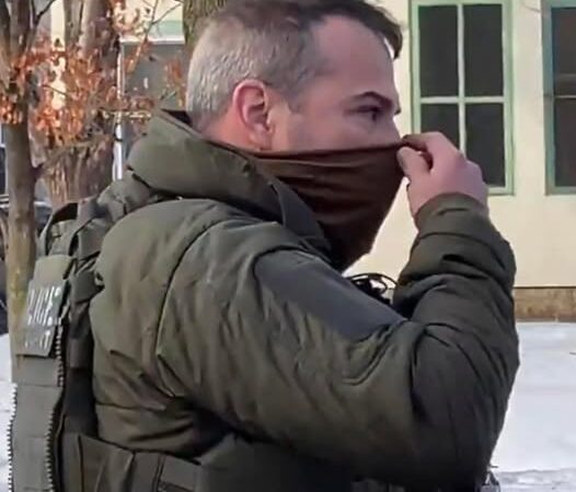 RECAUDACIONES EN LÍNEA SUPERAN EL MILLÓN DE DÓLARES A FAVOR DE AGENTE DE ICE VINCULADO A TIROTEO FATAL