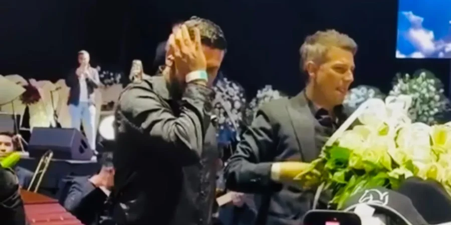 Luis Ángel “El Flaco” se quiebra al cantar en homenaje a Yeison Jiménez en Bogotá