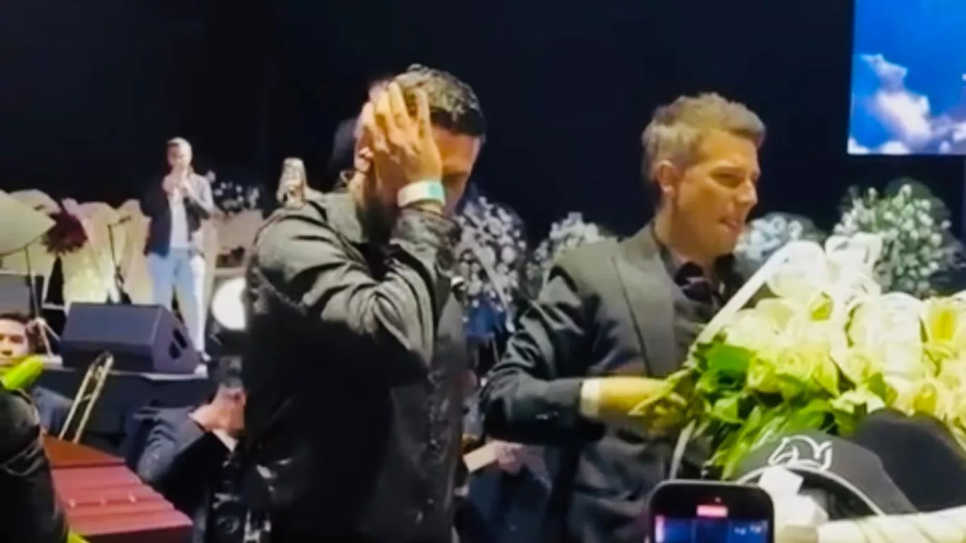 Luis Ángel “El Flaco” se quiebra al cantar en homenaje a Yeison Jiménez en Bogotá