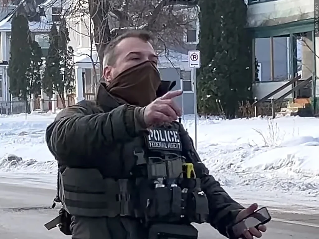 RECAUDACIONES EN LÍNEA SUPERAN EL MILLÓN DE DÓLARES A FAVOR DE AGENTE DE ICE VINCULADO A TIROTEO FATAL