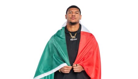 Aunque nació en Orlando, Florida, Arroyo creció en Quintana Roo, donde practicaba el deporte en condiciones limitadas, limpiando piedras y obstáculos del terreno antes de cada entrenamiento