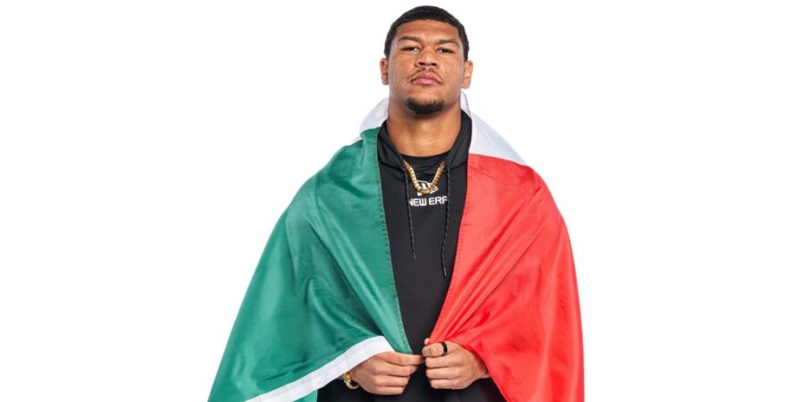 Aunque nació en Orlando, Florida, Arroyo creció en Quintana Roo, donde practicaba el deporte en condiciones limitadas, limpiando piedras y obstáculos del terreno antes de cada entrenamiento