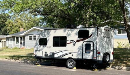 condado de los ángeles amplía restricciones contra el estacionamiento de casas rodantes en la calle