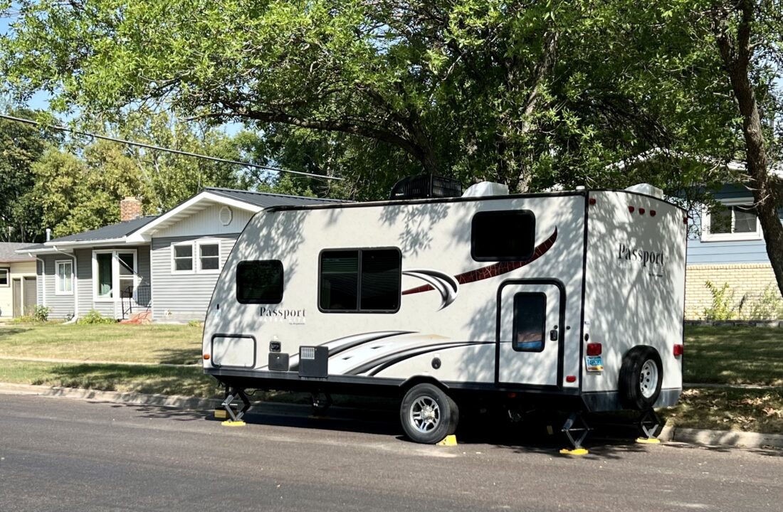 condado de los ángeles amplía restricciones contra el estacionamiento de casas rodantes en la calle
