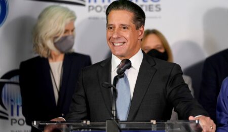 educación bajo sospecha: operativo del fbi desata tormenta política en los ángeles