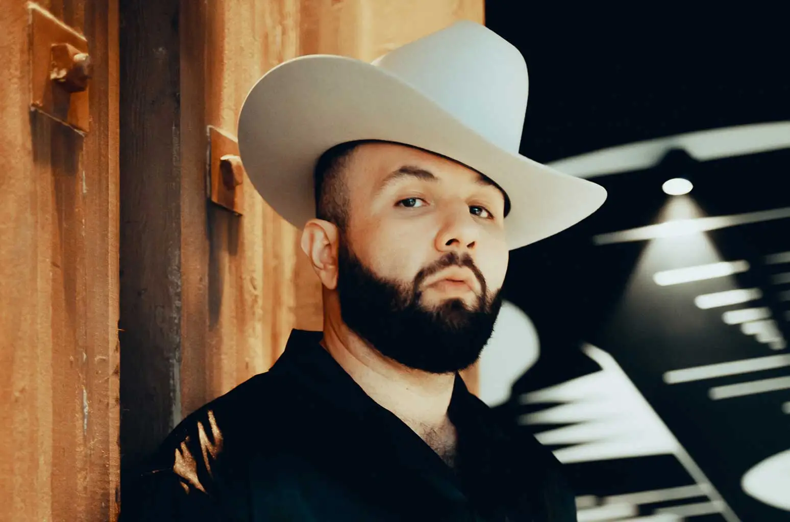 El concierto gratuito de Carín León en Tijuana no alcanzó la asistencia esperada y generó críticas sobre el uso de recursos públicos y la estrategia cultural del evento.