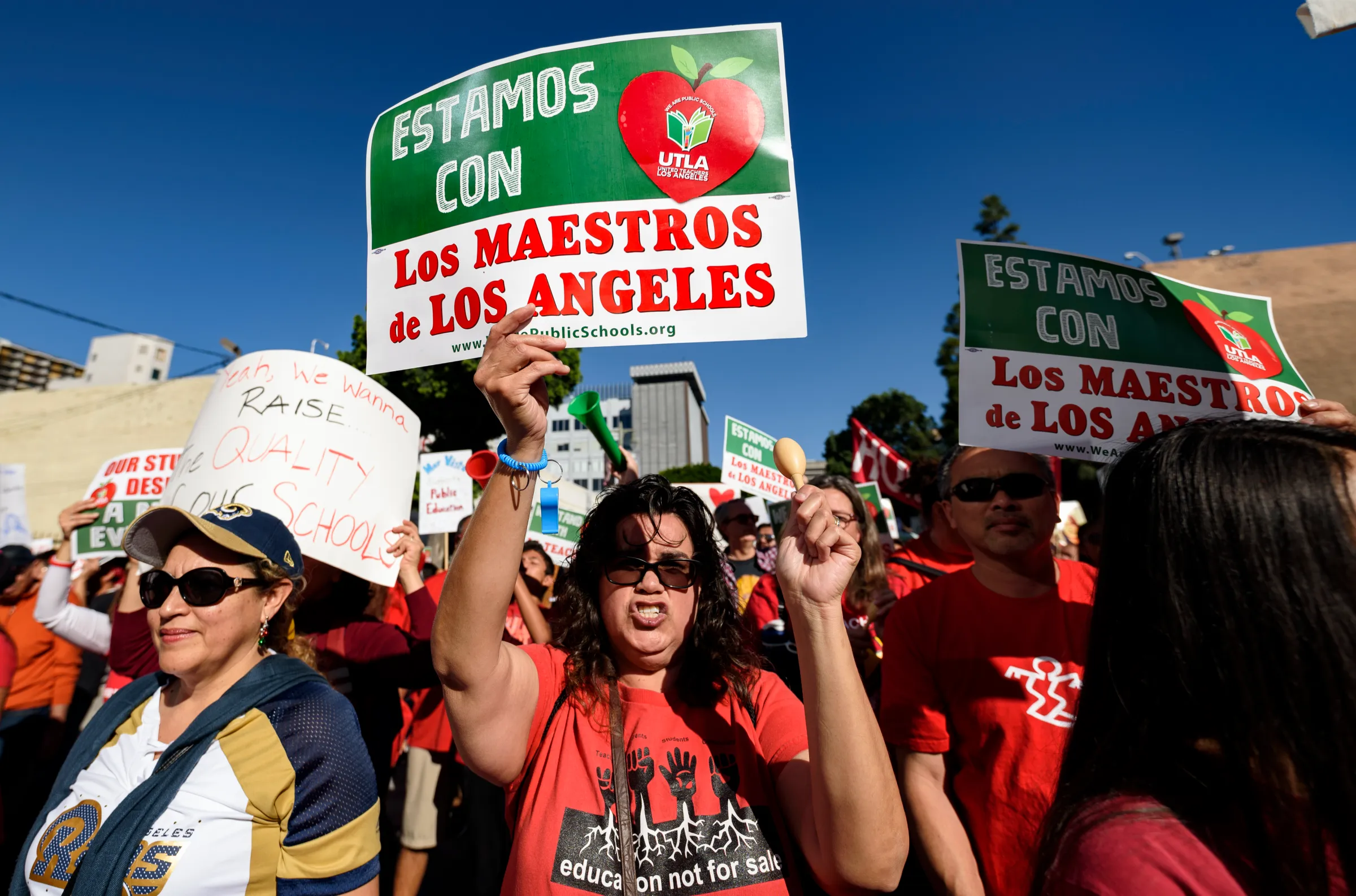 conflicto laboral amenaza con paralizar escuelas en los ángeles