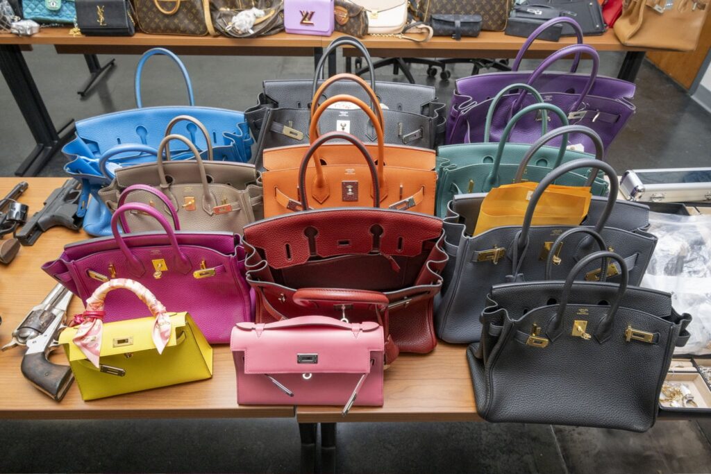 Millonario golpe al crimen: decomisan bolsos Birkin, relojes Rolex, armas y efectivo en operativo en Temecula Millonario golpe al crimen: decomisan bolsos Birkin, relojes Rolex, armas y efectivo en operativo en Temecula