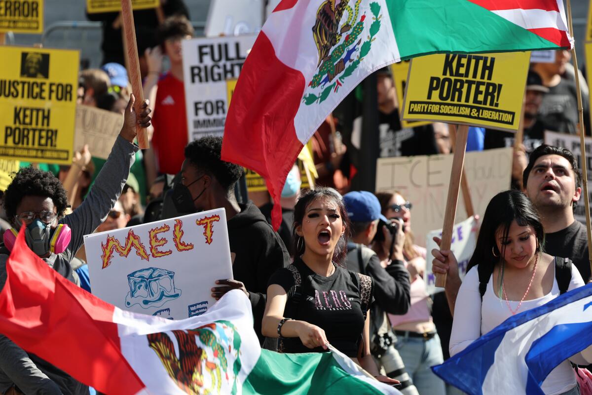 Autoridades de Los Ángeles aprueban una medida que prohíbe a empleados municipales trabajar con ICE, CBP o DHS. La decisión genera polémica en plena tensión migratoria. Autoridades de Los Ángeles aprueban una medida que prohíbe a empleados municipales trabajar con ICE, CBP o DHS. La decisión genera polémica en plena tensión migratoria.