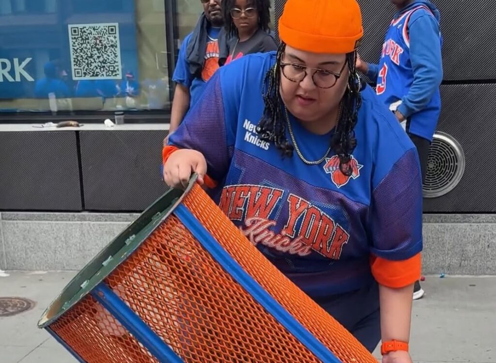Mujer viral por llevarse un bote de basura de los Knicks deja de trabajar en JPMorgan Chase