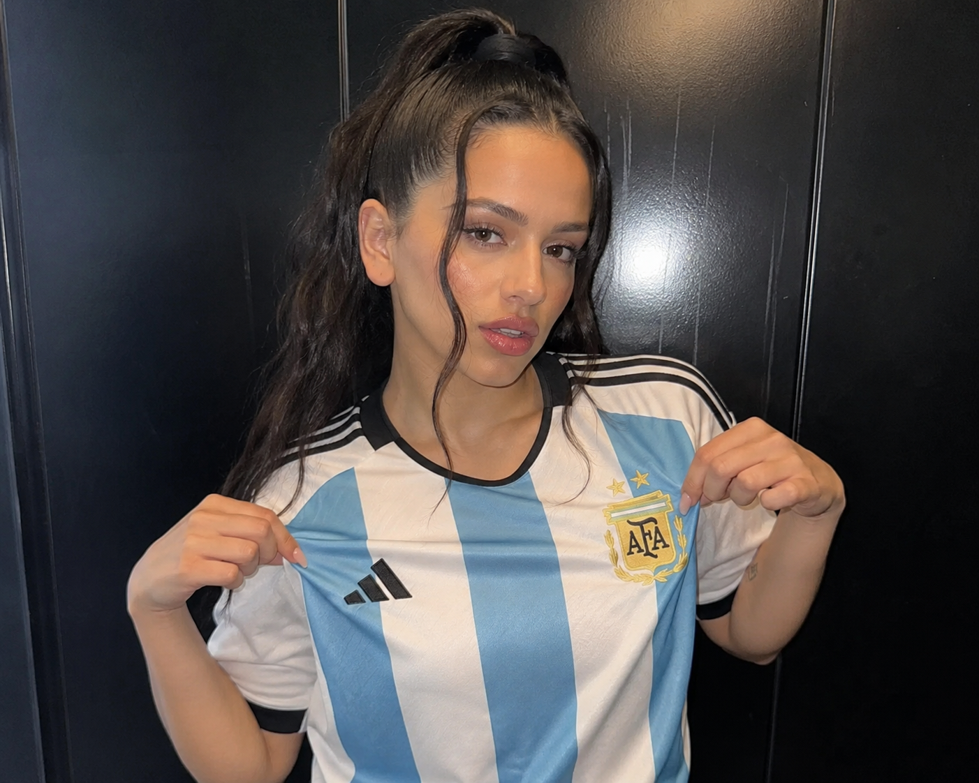 Rosalía se disculpa tras compartir video que desató polémica en Argentina después de la final del Mundial