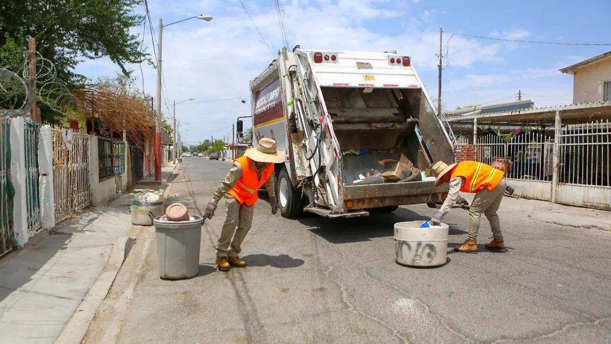 Plaga de moscas y malos olores desesperan a vecinos de Boyle Heights tras incendio en almacén de Lineage Plaga de moscas y malos olores desesperan a vecinos de Boyle Heights tras incendio en almacén de Lineage